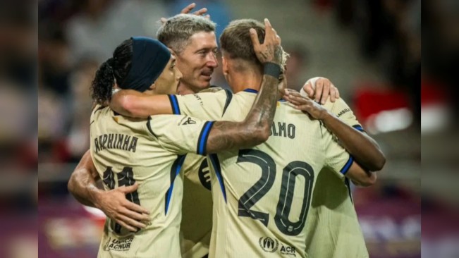 Pemain Barcelona berpelukan usai cetak gol. [Instagram]